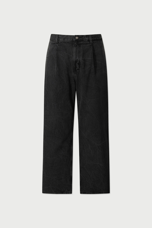 Derive(데리브) 데님 와이드 사이드턱 팬츠는 가을, 겨울 시즌에 어울리는 블랙 컬러의 데님 팬츠입니다. 빈티지 무드의 와이드핏으로, 캐주얼 및 미니멀 스타일을 모두 소화할 수 있습니다. 사이드 턱 디자인과 워싱 및 브러시 가공으로 디테일을 더했습니다. 면과 데님 혼방 소재로 제작되어 편안한 착용감을 제공하며, 긴 기장으로 다양한 스타일 연출이 가능합니다. 데일리룩에 포인트를 더해줄 매력적인 아이템입니다.
