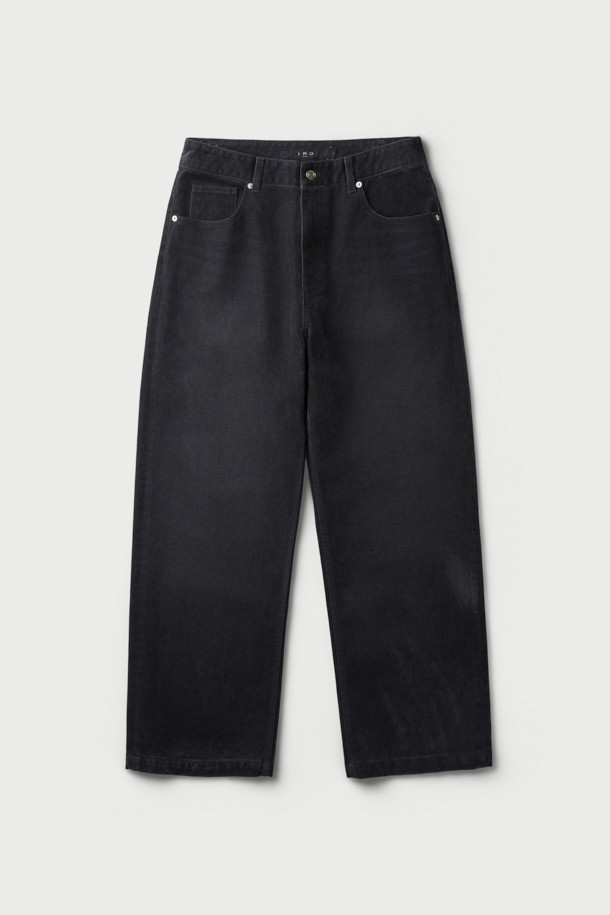 Nacre(나끄르) 벨벳 데님 팬츠는 부드러운 촉감의 벨벳 소재와 면 혼방으로 제작되어 편안한 착용감을 선사합니다. 블랙 컬러의 무지 디자인은 미니멀, 클래식, 시크 스타일을 연출하며, 와이드핏으로 트렌디한 실루엣을 강조합니다. 은은한 광택감이 고급스러움을 더하며, 일상에서 폭넓게 활용하기 좋습니다. 세련된 무드를 완성하는 데님 팬츠를 만나보세요.
