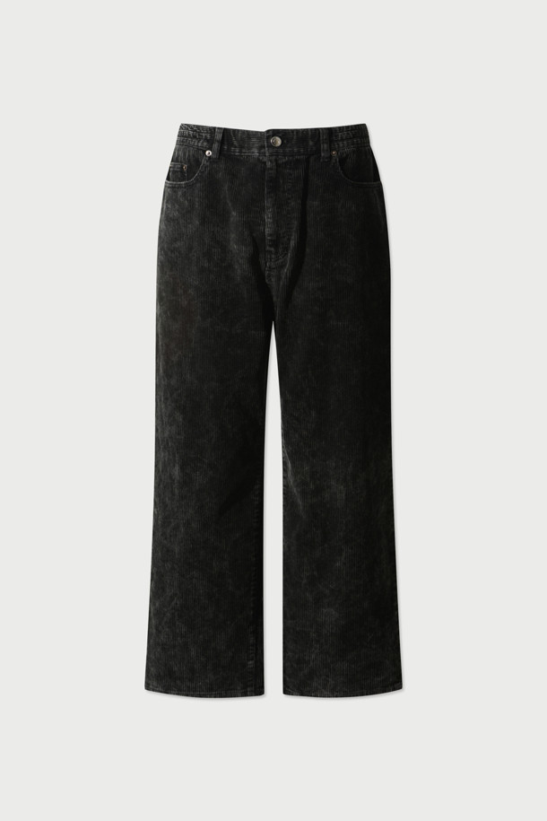 Grain(그레인) 코듀로이 워싱 팬츠는 가을과 겨울, 두 계절에 걸쳐 따뜻하고 스타일리시하게 착용할 수 있는 바지입니다. 부드러운 코듀로이 소재와 면을 혼방하여 편안한 착용감을 선사하며, 워싱 가공을 통해 빈티지한 무드를 더했습니다. 와이드 핏과 스트레이트 핏으로 출시되어 체형에 구애받지 않고 누구나 멋스럽게 소화할 수 있으며, 메탈 부자재와 IRO 시그니처 택션지로 포인트를 주었습니다. 일상, 동네 마실, 카페 등 다양한 TPO에 클래식, 캐주얼, 미니멀 스타일로 활용하기 좋습니다.
