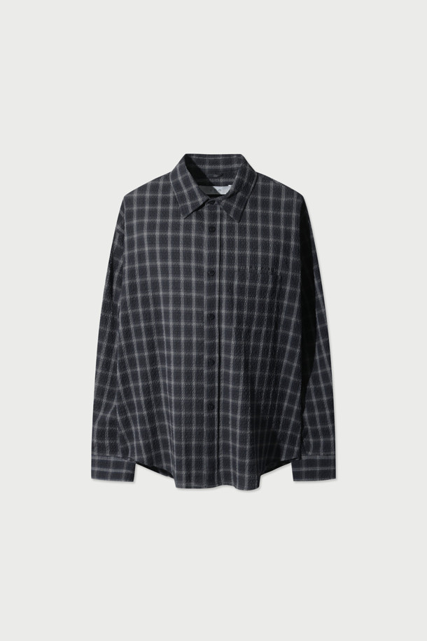 **Croquis(크로키) 서커 체크 오버핏 셔츠**는 시어서커 소재로 제작되어 여름철에도 시원하게 착용 가능한 셔츠입니다. 블랙과 그레이 두 가지 색상으로 출시되었으며, 베이직한 디자인에 체크 패턴이 더해져 캐주얼, 미니멀, 클래식 스타일을 연출할 수 있습니다. 넉넉한 오버핏으로 편안한 착용감을 선사하며, 레귤러 칼라와 긴 소매 기장으로 다양한 스타일링이 가능합니다. 가슴 포켓 디테일과 아우터로도 활용할 수 있는 실용성을 갖춰 여행룩이나 비즈니스 캐주얼에 활용하기 좋습니다.
