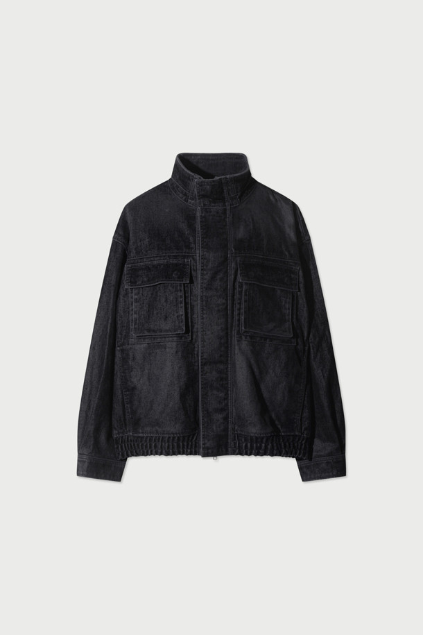 Nuit(뉘) 벨벳 페이드 하이넥 점퍼는 가을, 겨울 시즌에 어울리는 캐주얼 스타일의 여성 점퍼입니다. 부드러운 면과 벨벳 소재를 사용하여 편안한 착용감을 선사하며, 오버핏 디자인으로 트렌디한 핏을 연출합니다. 하이넥 디자인과 페이드 디테일, 은은한 광택감이 돋보이며, 집업 스타일로 간편하게 착용할 수 있습니다. 무지 블랙 컬러로 어떤 옷에도 매치하기 용이하며, 집콕룩이나 산책룩으로 활용하기 좋습니다. 액션 플리츠 디테일이 활동성을 더해주어 편안함과 스타일을 모두 잡았습니다.
