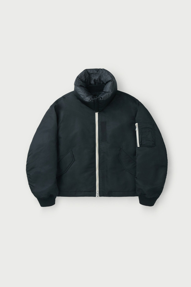 Avius (아비우스) 넥 워머 MA-1 항공 점퍼는 미니멀한 스타일을 추구하는 분들을 위한 겨울철 필수 아이템입니다. 블랙 컬러의 무지 디자인으로 어떤 옷에도 쉽게 매치할 수 있으며, 출근룩이나 여행룩에 모두 잘 어울립니다. 두꺼운 두께감과 프리마로프트 및 거위털 충전재를 사용하여 보온성을 극대화했으며, 넥 워머가 포함되어 있어 더욱 따뜻하게 착용할 수 있습니다. 안감은 폴리에스터 소재로 제작되었으며, 오버핏으로 편안한 착용감을 제공합니다. 집업 방식의 긴소매 크롭 기장 항공 점퍼입니다.
