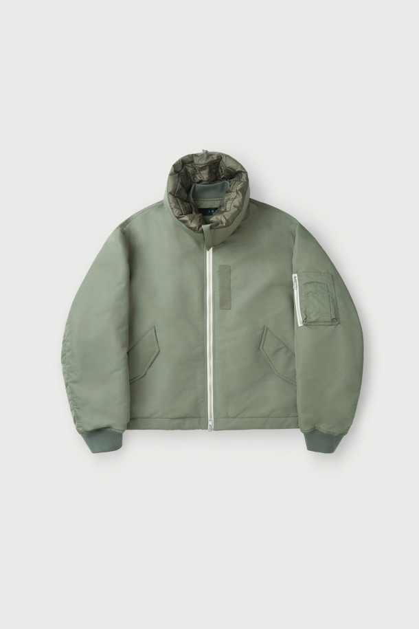 Avius(아비우스) 올메텍스 넥 워머 MA-1 항공 점퍼는 가을과 겨울, 미니멀하고 스트릿 스타일을 즐기는 남녀 모두에게 적합한 아우터입니다. 카키와 올리브 두 가지 색상으로 제공되며, 넥 워머가 포함되어 있어 보온성을 높였습니다. 넉넉한 오버핏에 집업 스타일로 편안하게 착용 가능하며, MA-1 항공 점퍼 특유의 디자인을 보여줍니다. 나일론과 폴리에스테르 혼방 소재에 두꺼운 두께감, 프리마로프트와 거위털 충전재를 사용하여 뛰어난 보온성을 제공합니다. 안감은 폴리에스테르로 마감되었습니다.
