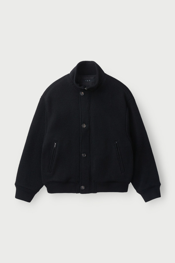 Mousse (무스) 니트 하이넥 점퍼는 겨울철 따뜻함과 스타일을 동시에 잡을 수 있는 베이직한 디자인의 여성 점퍼입니다. 부드러운 모 소재로 제작되어 뛰어난 촉감을 자랑하며, 두꺼운 두께감으로 추운 날씨에도 포근하게 착용 가능합니다. 하이넥 디자인과 긴 소매는 보온성을 높여주며, 오버핏으로 편안한 착용감을 선사합니다. 무지 패턴의 블랙 컬러로 출시되어 다양한 의상과 쉽게 매치할 수 있으며, 출근룩, 모임룩 등 TPO에 구애받지 않고 클래식, 미니멀, 캐주얼 스타일을 연출할 수 있습니다. 안감은 폴리에스터와 레이온 혼방으로 제작되었습니다.
