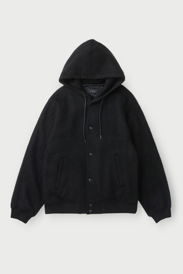 "Mousse(무스) 헤어리 후드 점퍼"는 부드러운 헤어리 질감이 돋보이는 캐주얼 스타일의 오버핏 점퍼입니다. 가을, 겨울 시즌에 어울리는 두꺼운 두께감으로 보온성을 높였으며, 블랙 컬러의 무지 디자인으로 어떤 룩에도 쉽게 매치할 수 있습니다. 후드와 가죽 스트링 디테일이 특징이며, 크롭 기장으로 트렌디함을 더했습니다. 캠핑룩, 산책룩 등 다양한 TPO(Time, Place, Occasion)에 활용 가능하며, 미니멀, 시티보이 스타일을 즐겨 입는 분들께 추천합니다.
