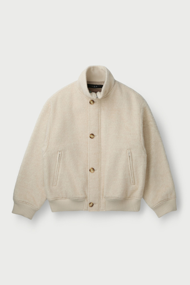 **Mousse(무스) 헤어리 하이넥 점퍼**는 겨울철 포근함을 선사하는 아우터입니다. 부드러운 촉감의 모, 아크릴, 폴리에스터, 나일론 혼방 소재로 제작되어 따뜻하고 편안한 착용감을 제공합니다. 오버핏 디자인에 하이넥 스타일로, 클래식, 미니멀, 캐주얼 등 다양한 스타일에 활용 가능하며, 출근룩으로도 손색없습니다. 안감은 폴리에스터를 사용하여 활동성을 높였으며, 니트 배색 디테일로 포인트를 더했습니다. 두꺼운 두께감으로 추운 날씨에도 든든하게 몸을 감싸줍니다.
