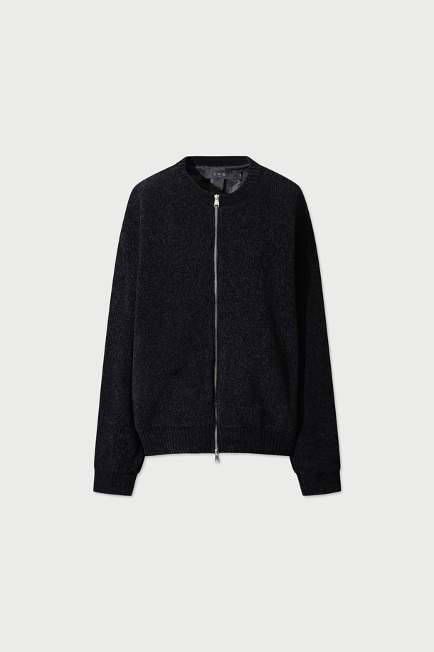 Reflet(흐흘레) 셔닐 집업 가디건은 간절기에 세련된 스타일을 연출하기 좋은 여성용 니트 가디건입니다. 부드러운 셔닐 원사를 사용하여 은은한 광택감과 고급스러운 촉감을 선사하며, 카라리스 디자인과 무지 패턴으로 미니멀하고 시크한 분위기를 더합니다. 세미 오버핏으로 편안하게 착용 가능하며, 블랙 컬러로 다양한 룩에 매치하기 용이합니다. 크롭 기장과 긴 소매, 사이드 포켓 디테일이 실용성을 더하여 일상에서 활용하기 좋습니다.
