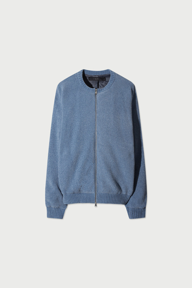 Reflet(르플레) 셔닐 집업 가디건은 부드러운 셔닐 원사를 사용하여 제작되어 은은한 광택과 고급스러운 촉감을 선사합니다. 세미 오버핏으로 편안하게 착용 가능하며, 카라리스 디자인과 크롭 기장으로 트렌디함을 더했습니다. 사이드 포켓이 있어 실용성을 높였으며, 데이트룩, 출근룩 등 다양한 TPO에 활용하기 좋습니다. 미니멀, 클래식, 캐주얼 스타일을 모두 아우르는 베이직 아이템으로 봄, 가을 시즌에 툭 걸치기 좋은 활용도 높은 가디건입니다.
