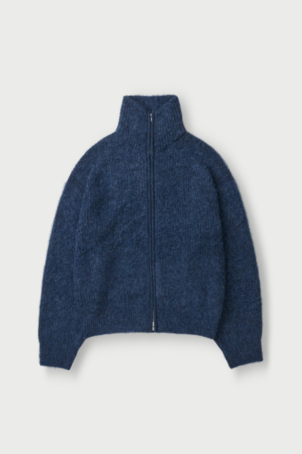 "Aura (아우라) 헤어리 집업 가디건"은 부드러운 촉감의 헤어리한 원사가 특징인 오버핏 가디건입니다. 네이비 색상으로, 가을과 겨울에 따뜻하게 착용하기 좋습니다. 하이넥 디자인과 크롭 기장으로 트렌디한 스타일을 연출하며, 사이드 포켓으로 실용성을 더했습니다. 아크릴, 알파카, 나일론, 모 혼방 소재로 제작되어 보온성이 뛰어나고, 무지 디자인으로 다양한 룩에 매치하기 용이합니다. 미니멀, 클래식, 캐주얼 등 폭넓은 스타일을 소화할 수 있는 베이직 아이템입니다.
