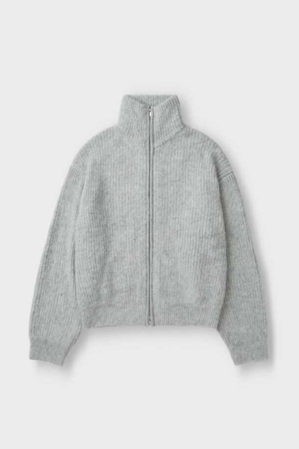 Aura(아우라) 헤어리 집업 가디건은 부드러운 촉감의 아크릴, 알파카, 나일론, 모 혼방 소재로 제작되어 포근함을 선사합니다. 톤 다운된 그레이 컬러와 무지 디자인으로 어떤 스타일에도 자연스럽게 어울리는 베이직하고 캐주얼한 아이템입니다. 하이넥과 오버핏 실루엣, 긴 소매 기장으로 보온성을 높였으며, 사이드 포켓 디테일로 실용성을 더했습니다. 가을, 겨울 시즌 데일리룩, 집콕룩, 산책룩 등 다양한 TPO(Time, Place, Occasion)에 활용 가능합니다. 크롭 기장의 두꺼운 두께감으로 따뜻하고 스타일리시하게 착용할 수 있는 니트 집업 가디건입니다.
