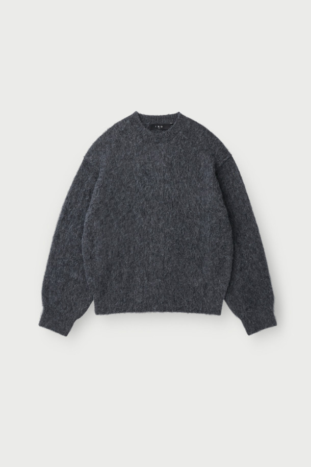 Auras(오라스) 헤어리 니트 풀오버는 부드러운 촉감의 헤어리한 표면감이 돋보이는 겨울용 니트입니다. 아크릴, 알파카, 나일론, 모 혼방 소재로 제작되어 따뜻하고 포근한 착용감을 선사합니다. 오버핏 크롭 기장과 라운드넥 디자인으로 베이직하면서도 미니멀, 클래식, 캐주얼 스타일을 모두 소화할 수 있습니다. 톤 다운된 그레이 컬러와 긴 소매 기장으로 다양한 룩에 활용하기 좋으며, 집콕룩으로 편안하게 즐기기에도 적합합니다. 
