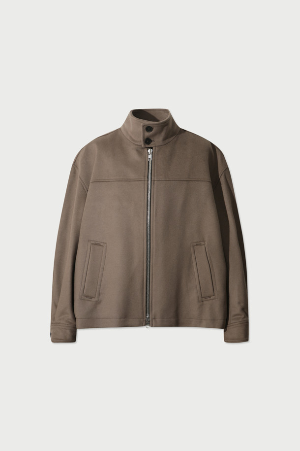 "GABRIELO(가브리엘로) 울 오버핏 하프 코트"는 가을과 겨울, 일상과 출근룩에 모두 잘 어울리는 하프 기장의 코트입니다. 베이직하고 미니멀한 디자인으로, 다양한 스타일 연출이 용이합니다. 고급스러운 울 소재와 하이넥, 집업 여밈 디테일이 특징이며, 숏한 기장감으로 세련된 핏을 선사합니다. 레이온과 면 혼방의 안감으로 부드러운 착용감을 제공합니다. 브라운 컬러의 무지 디자인으로 시크하고 클래식한 분위기를 더합니다.
