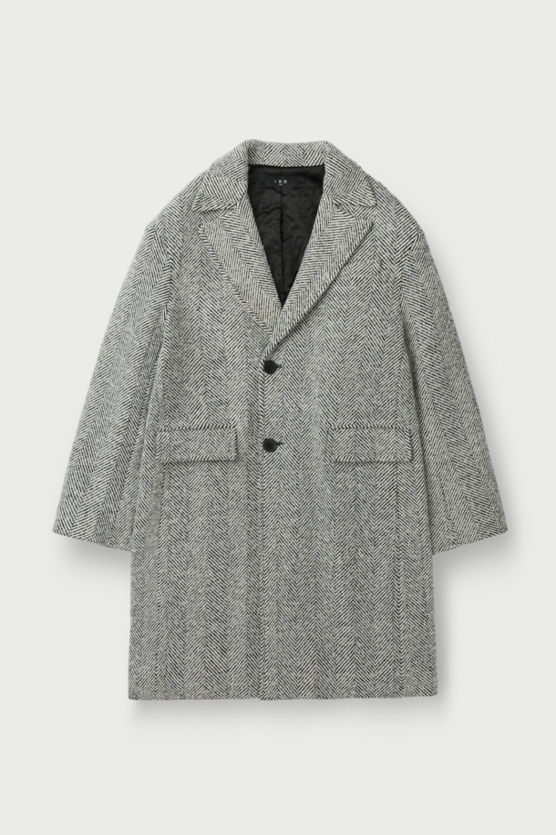 "CLAUDE(클로드) 오버핏 헤링본 코트는 가을, 겨울 시즌을 위한 아우터입니다. 모, 폴리에스터, 나일론 혼방 소재로 제작되어 두꺼운 두께감과 긴 소매 기장이 특징이며, 안감은 레이온으로 마감되었습니다. 그레이 컬러의 헤링본 패턴에 싱글코트 디자인으로, 버튼 여밈 방식의 롱 기장 오버핏 코트입니다. 클래식하고 미니멀하며 시크한 스타일로, 출근룩, 오피스룩, 모임룩 등 다양한 TPO에 활용 가능합니다. 라이선스 코트 핏으로 제작되어 세련된 실루엣을 연출합니다."
