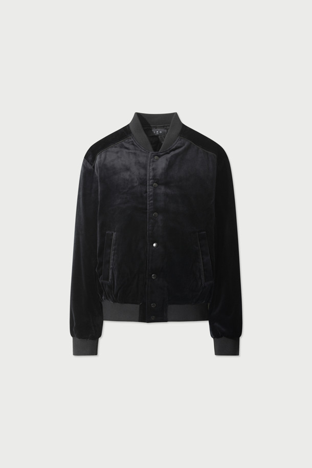 VASSILY (바실리) 벨벳 블루종 재킷은 가을, 겨울 시즌 당신의 스타일을 완성할 아우터입니다. 남녀 모두 착용 가능하며, 클래식하고 미니멀한 스타일을 추구하는 분들께 추천합니다. 부드러운 촉감의 벨벳 소재와 두꺼운 두께감으로 따뜻함을 선사하며, 레귤러핏 디자인으로 편안한 착용감을 제공합니다. 크롭 기장에 스냅 버튼 여밈 방식, 긴 소매 디자인으로 제작되었으며, 데이트룩, 모임룩, 연말 모임룩 등 다양한 TPO에 활용 가능합니다. 시크한 매력을 더해줄 블루 컬러의 무지 디자인이 특징입니다.
