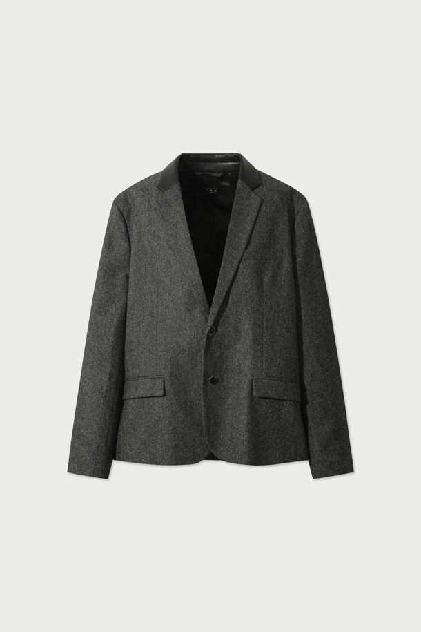 울만 멜란지 SET-UP 블레이저는 남성용 아우터로, 가을과 겨울에 착용하기 좋습니다. 다크 그레이와 멜란지 컬러로 출시되었으며, 스타일리시하면서도 클래식한 분위기를 연출합니다. 싱글 핏에 투 버튼 여밈 방식, 레귤러 기장의 싱글 블레이저로, 오피스룩, 비즈니스 캐주얼, 출근룩 등 다양한 TPO에 활용할 수 있습니다. 모, 폴리에스터, 아크릴, 견 등의 혼방 소재로 제작되어 고급스러운 촉감을 선사하며, 양옆 포켓이 있어 실용성을 더합니다. 미니멀하고 시크한 스타일을 선호하는 남성분들께 추천합니다.
