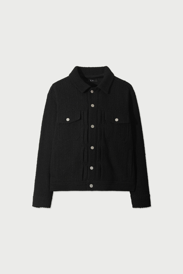 LOFISPE1 헤어리 트러커 재킷은 가을 시즌에 어울리는 아우터입니다. 블랙 색상의 트위드 패턴으로, 출근룩과 모임룩 모두에 활용 가능하며 클래식, 미니멀, 캐주얼 스타일을 연출하기 좋습니다. 폴리에스터, 아크릴, 면, 모 혼방의 얇은 두께감으로 제작되었으며, 면 안감으로 편안한 착용감을 선사합니다. 가슴 포켓 2개와 긴 소매, 버튼 여밈 방식으로 디자인되었습니다.
