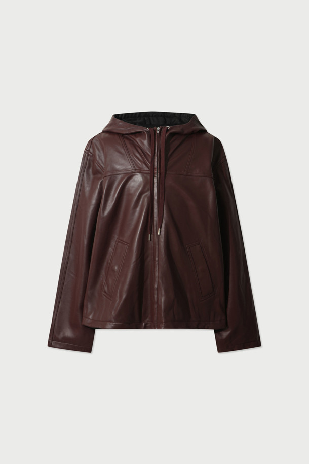 CEMAL(세말) 양가죽 울 본딩 후드 점퍼는 가을과 겨울, 일상에서 캐주얼하게 착용하기 좋은 남성용 후드 점퍼입니다. 부드러운 촉감의 양가죽과 울 소재의 조화로 고급스러운 착용감을 선사하며, 두꺼운 두께감으로 따뜻함을 더했습니다. 무지 디자인에 레귤러핏으로 제작되어 다양한 스타일과 매치하기 용이하며, 집업 방식으로 간편하게 착용할 수 있습니다. 후드 디자인과 포켓 디테일이 실용성을 높여주며, 안감 또한 울 소재로 제작되어 보온성을 극대화했습니다.
