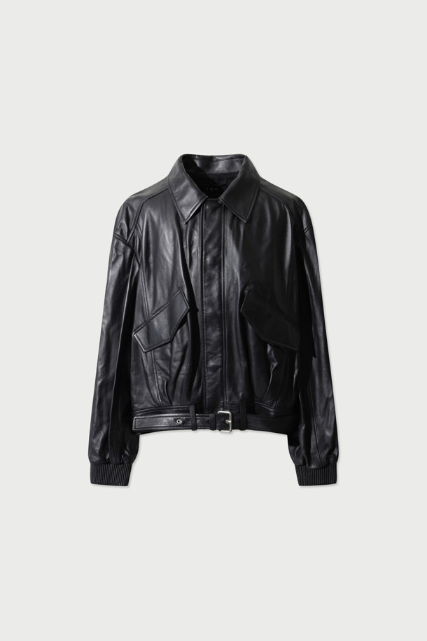 MANKASPE(망카스페) 오버핏 벨티드 가죽 재킷은 남성 고객을 위한 가을, 겨울 시즌 필수 아이템입니다. 부드러운 양가죽 소재와 두꺼운 두께감으로 고급스러운 착용감을 선사하며, 벨트 디테일이 더해져 클래식한 무드를 강조합니다. 오버핏 디자인으로 편안하면서도 시크한 스타일을 연출하며, 데이트룩, 모임룩, 출근룩 등 다양한 TPO에 활용 가능합니다. 미니멀하고 시크한 스타일을 선호하는 고객에게 완벽한 선택이 될 것입니다. 레이온 안감은 쾌적한 착용감을 더합니다.
