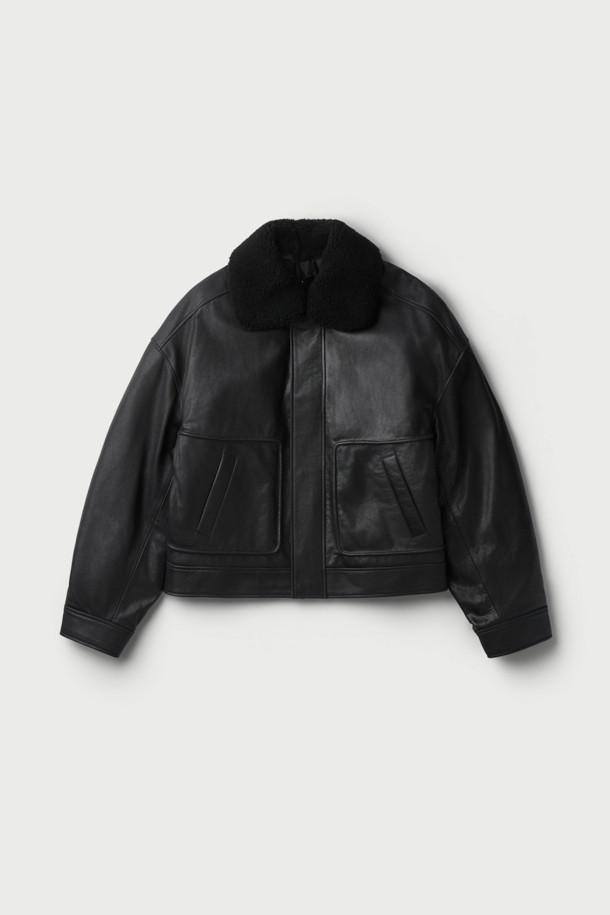 ORENSE(오렌세) 양가죽 카라 탈부착 항공 점퍼는 가을과 겨울, 출근룩과 모임룩을 위한 시크하고 미니멀한 스타일의 아우터입니다. 부드러운 양가죽 소재로 제작되어 고급스러운 촉감을 선사하며, 블랙 컬러의 무지 디자인으로 어떤 옷에도 잘 어울립니다. 크롭 기장의 항공 점퍼 스타일로, 긴 소매와 집업 여밈 방식이 특징입니다. 카라 탈부착이 가능하여 다양한 스타일 연출이 가능하며, 안감은 레이온으로 마감되어 편안한 착용감을 제공합니다.
