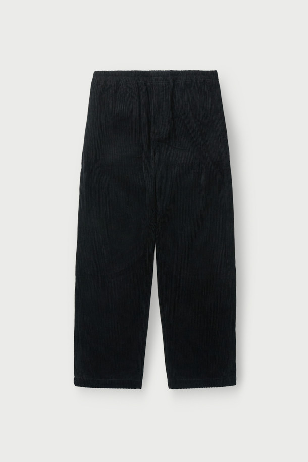 "VITTORE(비토레) 코듀로이 밴딩 와이드 팬츠"는 부드러운 코듀로이 소재와 면 혼방으로 제작되어 편안한 착용감을 선사합니다. 허리 밴딩 디자인으로 활동성을 높였으며, 와이드핏으로 트렌디한 스타일을 연출합니다. 베이직하고 캐주얼한 무드로 다양한 상의와 매치하기 좋으며, 가을, 겨울 시즌에 따뜻하게 즐겨 입을 수 있습니다. 블랙 색상으로 어떤 룩에도 고급스럽게 잘 어울리는 데일리 팬츠입니다.
