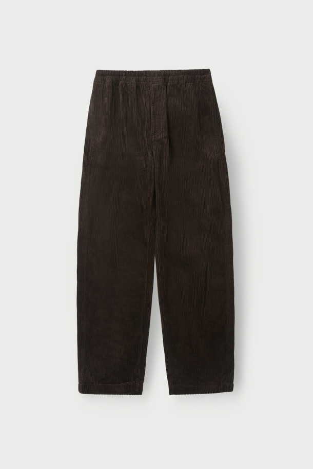 VITTORE(비토레) 코듀로이 밴딩 와이드 팬츠는 가을, 겨울 시즌에 어울리는 바지입니다. 부드러운 코듀로이와 면 혼방 소재로 제작되어 편안한 착용감을 선사합니다. 밴딩 처리된 허리와 와이드 핏으로 활동성을 높였으며, 일상, 출근룩, 모임룩, 캐주얼, 미니멀 스타일 모두 소화 가능합니다. 브라운, 다크브라운 두 가지 색상으로 출시되어 다양한 상의와 매치하여 스타일리시한 연출을 할 수 있습니다. 무지 디자인으로 베이직하면서도 세련된 무드를 연출합니다.
