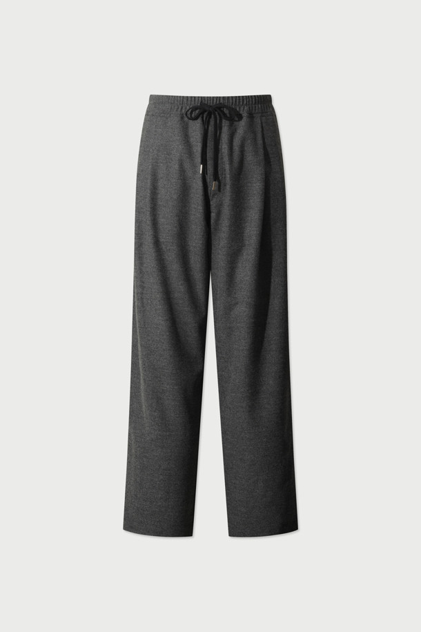 RAYANE 울 밴딩 와이드 팬츠는 가을, 겨울 시즌에 어울리는 울 와이드 팬츠입니다. 블랙과 그레이 두 가지 색상으로 출시되어 다양한 상의와 매치하기 좋습니다. 허리 밴딩으로 편안한 착용감을 선사하며, 루즈핏 디자인으로 활동성을 높였습니다. 출근룩, 겨울 데일리룩, 오피스룩 등 TPO에 구애받지 않고 클래식, 미니멀, 시크한 스타일을 연출할 수 있습니다. 울, 폴리에스터, 레이온, 나일론, 폴리우레탄, 면 등 혼방 소재로 제작되어 부드러운 촉감과 편안한 착용감을 제공합니다.
