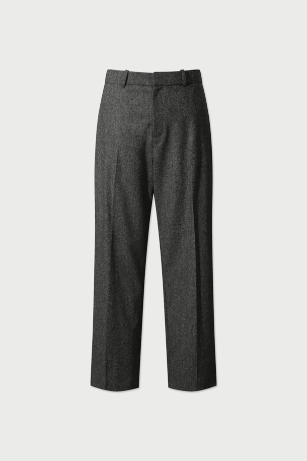 UWE(유브) 멜란지 SET-UP(셋업) 와이드 팬츠는 가을과 겨울에 어울리는 다크 그레이 색상의 와이드핏 바지입니다. 모, 폴리에스터, 아크릴, 견 혼방 소재로 제작되어 트렌디하면서도 클래식, 미니멀, 시크한 스타일을 연출합니다. 셋업으로 출시되어 출근룩, 비즈니스 캐주얼, 모임룩 등 다양한 TPO에 활용 가능합니다. 면 안감으로 편안한 착용감을 선사하며, 무지 디자인으로 어떤 상의와도 쉽게 매치할 수 있습니다.
