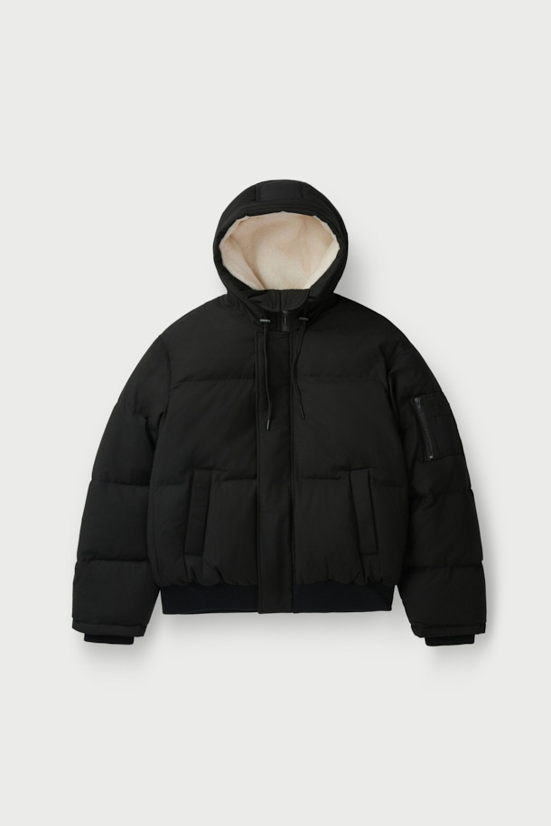 따뜻하고 스타일리시한 겨울을 위한 NIRO (니로) 플리스 배색 다운 점퍼입니다. 캐주얼, 미니멀, 고프코어 스타일을 아우르는 디자인으로, 일상적인 착용은 물론 캠핑룩, 등산룩에도 잘 어울립니다. 부드러운 플리스 소재와 오리솜털 충전재로 뛰어난 보온성을 제공하며, 블랙 컬러의 무지 디자인으로 어떤 옷에도 쉽게 매치할 수 있습니다. 크롭 기장의 오버핏으로 트렌디한 핏을 연출하며, 집업 여밈 방식과 긴 소매로 편안함을 더했습니다.
