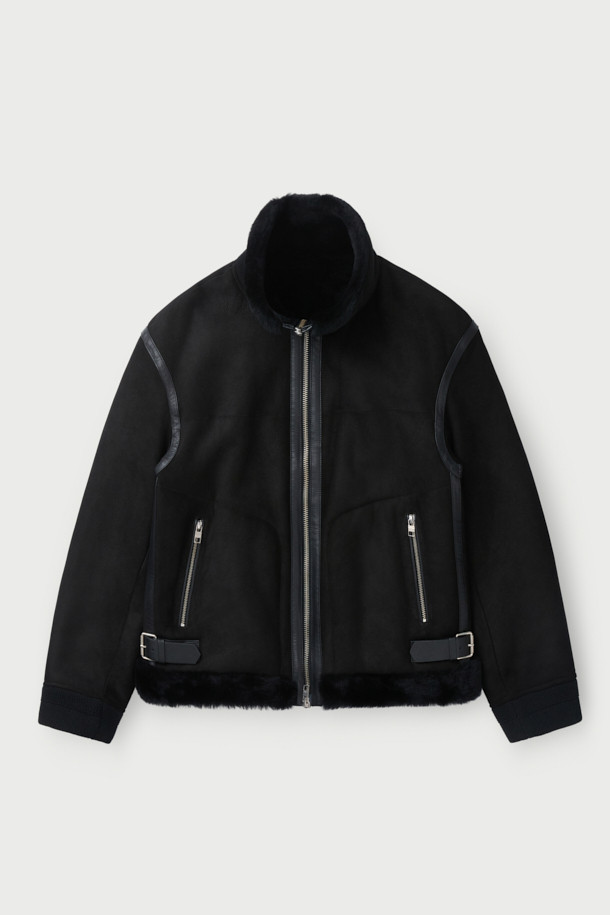 AYLLON(아이런) 시어링 블루종 점퍼는 겨울철 따뜻함과 스타일을 모두 갖춘 캐주얼 아우터입니다. 고급스러운 양가죽과 부드러운 시어링 소재를 사용하여 촉감이 뛰어나며, 두꺼운 두께감으로 뛰어난 보온성을 제공합니다. 레귤러핏 디자인에 무지 블랙 컬러로 어떤 스타일에도 쉽게 매치할 수 있으며, 집업 여밈 방식으로 편안하게 착용 가능합니다. 크롭 기장의 디자인은 트렌디함을 더하며, 긴 소매는 한겨울에도 따뜻하게 감싸줍니다. 미니멀하고 클래식한 스타일을 선호하는 분들께 추천하는 아이템입니다.
