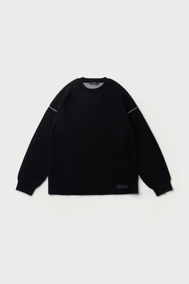 JODIE(조디) 오비핏 라운드넥 니트는 가을, 겨울 시즌 남성 고객을 위한 베이직 스타일의 니트입니다. 부드러운 촉감의 모, 면, 나일론, 폴리우레탄 혼방 소재를 사용하여 제작되었으며, 두꺼운 두께감으로 보온성을 높였습니다. 무지(無地) 디자인에 라운드넥, 긴소매, 오버핏으로 편안하고 세련된 핏을 연출합니다. 겨울철 데일리룩, 출근룩 등 다양한 시간과 장소와 상황에 활용 가능하며, 클래식, 미니멀, 캐주얼 스타일을 즐기는 분들께 추천합니다. 베스트셀링 제품으로 많은 사랑을 받고 있습니다.