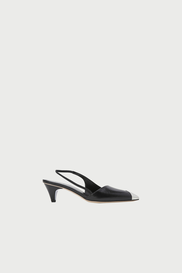 STARGEY LOW (스타지 로우) 오픈백 샌들은 여성스러운 매력을 더해주는 블랙 컬러의 샌들입니다. 천연 가죽 소재로 제작되어 고급스러운 착용감을 선사하며, 5.5-6cm 로우힐 디자인으로 편안함과 스타일을 동시에 잡았습니다. 메탈 팁으로 포인트를 더한 앞코와 깔끔한 디자인은 미니멀, 클래식, 시크 스타일을 즐겨 입는 분들께 제격입니다. 오픈백 스타일과 백 스트랩으로 편안하게 착용 가능하며, 데이트룩과 모임룩에 세련됨을 더해줍니다.
