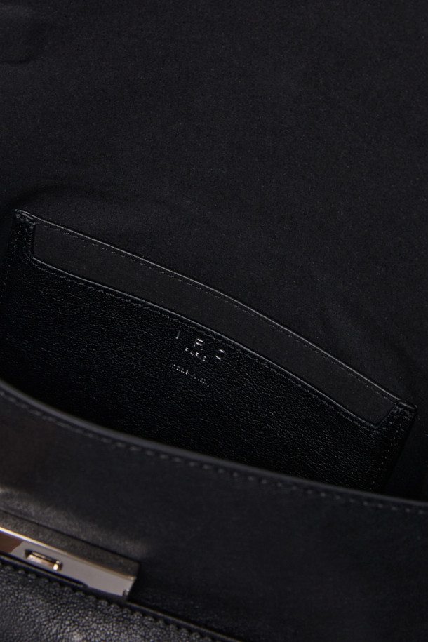 NOMAD(노마드) 포켓 핸드백은 여성용 미디엄 사이즈 핸드백으로, 블랙 컬러의 천연 양가죽 소재로 제작되었습니다. 사각 쉐입에 무지 디자인으로 클래식, 미니멀, 시크한 스타일을 연출하며, 탈부착 가능한 스트랩과 다양한 사이즈의 포켓이 실용성을 더합니다. 지퍼형 잠금 방식과 탑핸들, 숄더 스트랩이 포함되어 있으며, 토트백, 크로스백, 숄더백으로 다양하게 연출할 수 있습니다. 오피스룩, 모임룩, 출근룩 등 TPO에 맞춰 세련된 스타일을 완성해 보세요. 내부 및 외부 포켓으로 수납력을 높였습니다.
