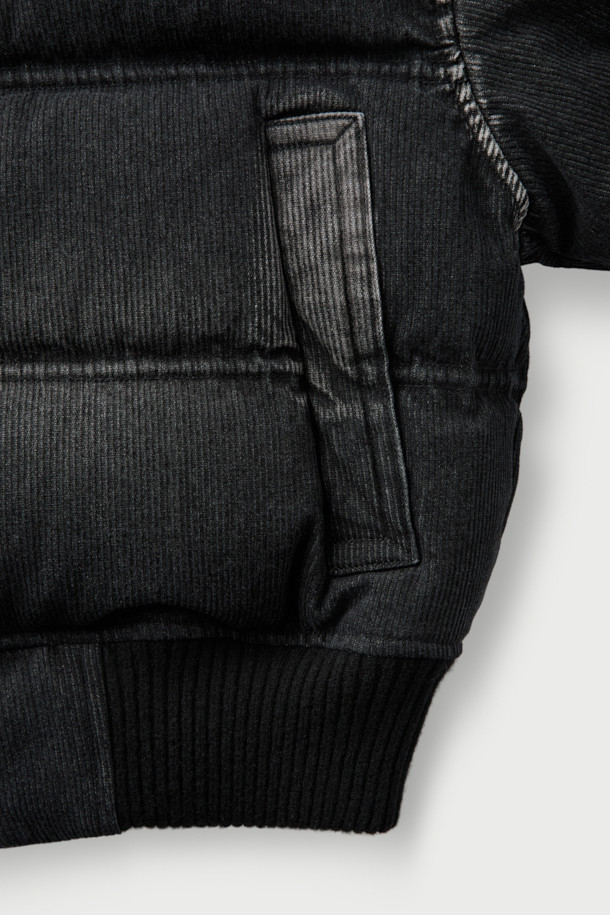 CHANE(샤넬) 데님 다운 점퍼는 여성용 아우터로, 겨울철 캐주얼 스타일을 연출하기에 적합합니다. 블랙 컬러의 무지 디자인에 크롭 기장으로 세련된 핏을 선사하며, 집업 스타일로 간편하게 착용할 수 있습니다. 데님과 면 소재의 조화로 제작되어 두꺼운 두께감을 자랑하며, 폴리에스터와 레이온 안감으로 보온성을 높였습니다. 니트 밴드와 사이드 포켓 디테일이 돋보이는 롱 슬리브 다운 재킷입니다.
