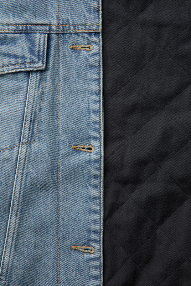 **SOPHIA 퍼 카라 데님 재킷**은 클래식과 캐주얼 무드를 동시에 연출하는 오버핏 데님 재킷입니다. 블루 컬러의 무지 데님 소재에 탈부착 가능한 퍼 카라가 더해져 포근함과 세련된 분위기를 선사합니다. 봄, 가을 시즌에 적합하며, 셔츠형 디자인과 플랩 포켓 디테일이 돋보입니다. 

워싱 가공으로 빈티지한 멋을 살렸으며, 안감은 폴리에스터와 면 혼방으로 제작되어 편안한 착용감을 제공합니다. 버튼 여밈 방식과 긴 소매 기장으로 다양한 스타일링이 가능합니다. 데님과 면 소재의 조화로 제작되어 높은 활용도를 자랑합니다.
