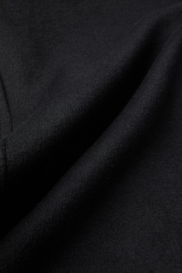 Loft (로프트) 캐시미어 블렌드 집업 하이넥 숏코트는 가을, 겨울철 당신의 스타일을 책임질 미니멀한 무드의 아우터입니다. 모, 캐시미어, 나일론, 폴리에스터, 폴리우레탄 혼방 소재로 제작되어 부드러운 촉감과 보온성을 선사합니다. 하이넥 디자인과 메탈 지퍼, 넥 시보리 배색, 하단 스트링 조절 기능으로 시크하면서도 세련된 분위기를 연출합니다. 오버핏으로 편안하게 착용 가능하며, 출근룩은 물론 다양한 일상 스타일에도 활용하기 좋습니다. 블랙 컬러의 무지 디자인으로 어떤 옷에도 쉽게 매치할 수 있어 활용도가 높습니다.
