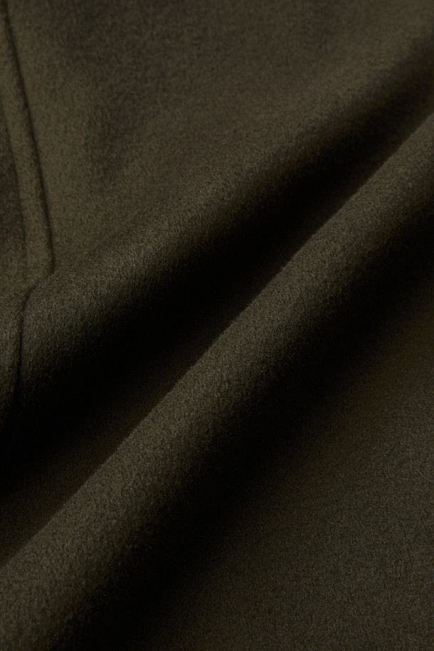 Loft(로프트) 캐시미어 블렌드 집업 하이넥 숏코트는 미니멀한 스타일의 여성용 숏코트입니다. 카키 컬러의 무지 디자인으로, 가을과 겨울에 따뜻하게 입을 수 있습니다. 모, 캐시미어, 나일론, 폴리에스터, 폴리우레탄 혼방 소재로 제작되었으며, 하이넥 디자인과 메탈 지퍼, 넥 시보리 배색, 하단 스트링 조절 기능이 특징입니다. 오버핏으로 편안하게 착용 가능하며, 출근룩으로 활용하기 좋습니다. 긴 소매 기장의 집업 방식의 코트입니다.
