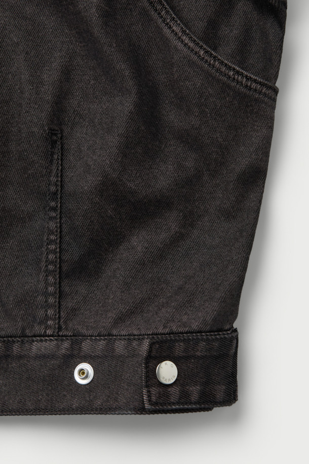 Asphalre(아스팔레) 데님 집업 블루종은 가을, 겨울 시즌 캐주얼한 스타일을 연출하기에 적합한 데님 블루종입니다. 액션플리츠와 밑단 스트랩 디테일이 돋보이며, 워싱 처리된 블루 컬러의 무지 디자인으로 미니멀하고 시티보이 무드를 더합니다. 오버핏으로 편안한 착용감을 선사하며, 데님과 면 혼방 소재로 제작되어 활동성을 높였습니다. 가을 나들이룩 또는 겨울 데일리룩에 활용하여 스타일리시한 룩을 완성해보세요. 긴 소매와 집업 여밈 방식으로 실용성을 더했습니다.
