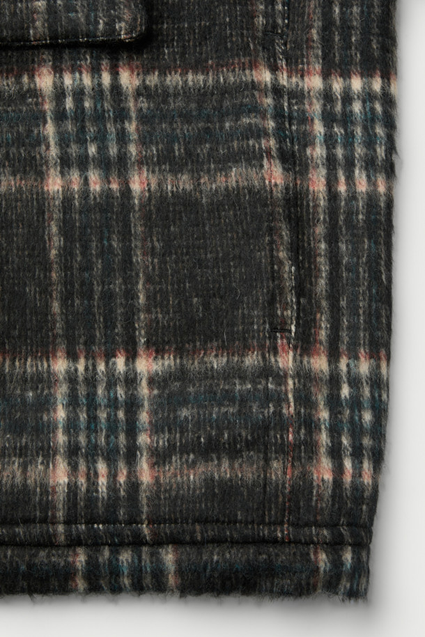 라뷰르 울 체크 빅포켓 블루종은 가을과 겨울, 일상과 출퇴근룩, 모임룩에 모두 어울리는 캐주얼, 클래식, 미니멀 스타일의 아우터입니다. 모, 아크릴, 폴리에스터, 나일론, 레이온, 면 등 다양한 소재가 혼방되어 두꺼운 두께감을 자랑하며, 헤링본을 포함한 체크 패턴으로 세련된 분위기를 더합니다. 오버핏으로 편안한 착용감을 선사하며, 긴 소매와 넉넉한 빅포켓, 액션플리츠, 밑단 스트링 디테일로 실용성을 높였습니다. 안감이 있어 보온성을 더했으며, 다양한 스타일 연출에 활용 가능한 아이템입니다.
