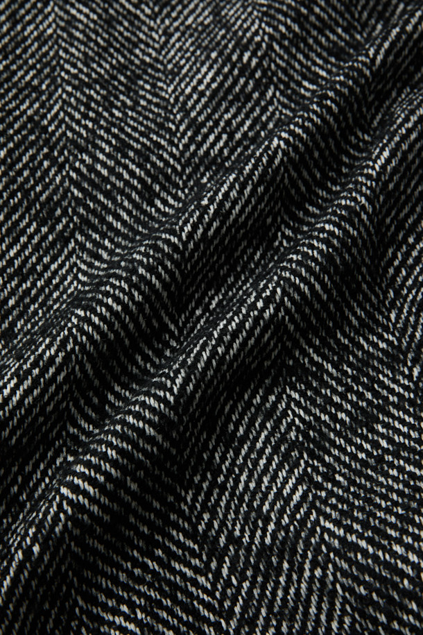 라뷰르 헤링본 빅포켓 블루종은 가을과 겨울, 일상과 출근룩, 모임룩에 모두 어울리는 캐주얼, 클래식, 미니멀 스타일의 아우터입니다. 헤링본 패턴의 고급스러운 디자인에 모, 아크릴, 폴리에스터, 나일론, 레이온, 면 등 다양한 소재를 혼방하여 제작되었습니다. 오버핏으로 편안한 착용감을 선사하며, 빅포켓, 가슴 입체 포켓, 액션플리츠, 밑단 스트링, 안감 처리 등 디테일한 디자인으로 완성도를 높였습니다. 긴 소매 기장으로 보온성을 더했으며, 다양한 룩에 활용하기 좋은 아이템입니다.
