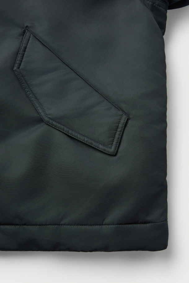 Avius (아비우스) 넥 워머 MA-1 항공 점퍼는 미니멀한 스타일을 추구하는 분들을 위한 겨울철 필수 아이템입니다. 블랙 컬러의 무지 디자인으로 어떤 옷에도 쉽게 매치할 수 있으며, 출근룩이나 여행룩에 모두 잘 어울립니다. 두꺼운 두께감과 프리마로프트 및 거위털 충전재를 사용하여 보온성을 극대화했으며, 넥 워머가 포함되어 있어 더욱 따뜻하게 착용할 수 있습니다. 안감은 폴리에스터 소재로 제작되었으며, 오버핏으로 편안한 착용감을 제공합니다. 집업 방식의 긴소매 크롭 기장 항공 점퍼입니다.
