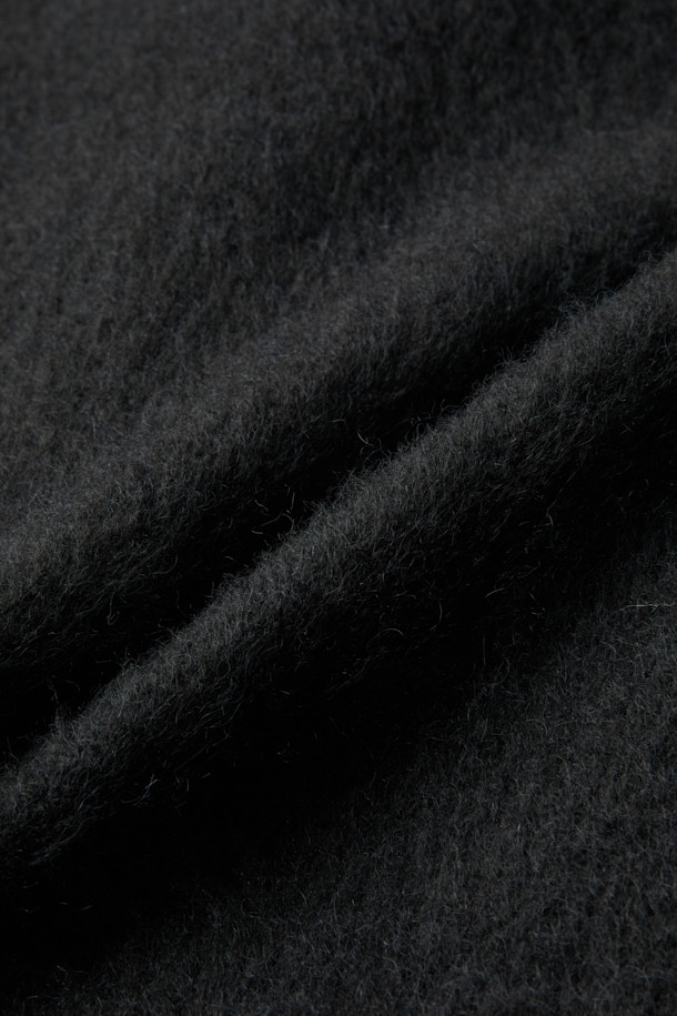 Duve(듀브) 헤어리 집업 후리스 점퍼는 가을, 겨울철 캐주얼 스타일을 완성하는 아우터입니다. 블랙 컬러의 무지 디자인으로, 출근룩과 모임룩 등 다양한 TPO에 활용 가능합니다. 부드러운 헤어리 촉감의 플리스 소재에 가죽 배색 포인트가 더해져 고급스러움을 더합니다. 세미 오버핏으로 편안한 착용감을 선사하며, 밑단 스트링 디테일로 스타일리시함을 강조했습니다. 두꺼운 두께감으로 보온성을 높여 추운 날씨에도 따뜻하게 입을 수 있습니다.
