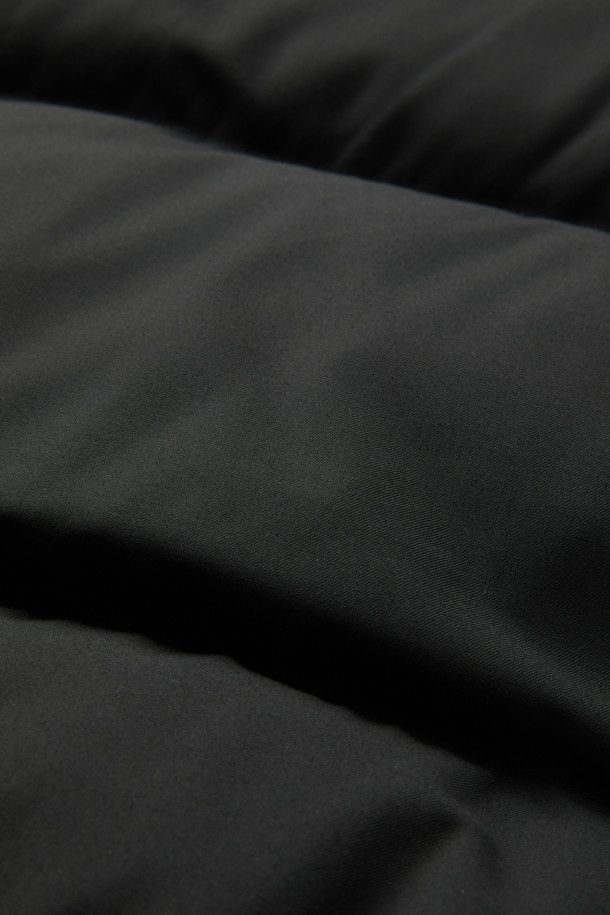 따뜻하고 스타일리시한 겨울을 위한 NIRO (니로) 플리스 배색 다운 점퍼입니다. 캐주얼, 미니멀, 고프코어 스타일을 아우르는 디자인으로, 일상적인 착용은 물론 캠핑룩, 등산룩에도 잘 어울립니다. 부드러운 플리스 소재와 오리솜털 충전재로 뛰어난 보온성을 제공하며, 블랙 컬러의 무지 디자인으로 어떤 옷에도 쉽게 매치할 수 있습니다. 크롭 기장의 오버핏으로 트렌디한 핏을 연출하며, 집업 여밈 방식과 긴 소매로 편안함을 더했습니다.
