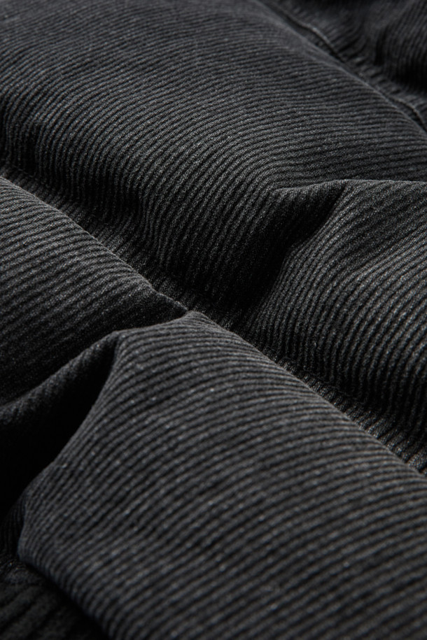 CHANE(샤넬) 데님 다운 점퍼는 여성용 아우터로, 겨울철 캐주얼 스타일을 연출하기에 적합합니다. 블랙 컬러의 무지 디자인에 크롭 기장으로 세련된 핏을 선사하며, 집업 스타일로 간편하게 착용할 수 있습니다. 데님과 면 소재의 조화로 제작되어 두꺼운 두께감을 자랑하며, 폴리에스터와 레이온 안감으로 보온성을 높였습니다. 니트 밴드와 사이드 포켓 디테일이 돋보이는 롱 슬리브 다운 재킷입니다.
