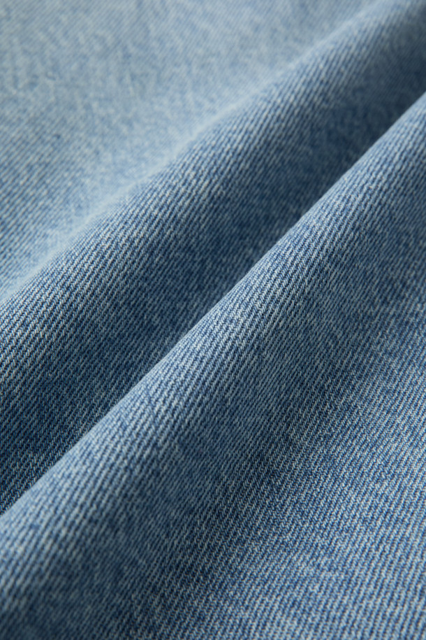 **SOPHIA 퍼 카라 데님 재킷**은 클래식과 캐주얼 무드를 동시에 연출하는 오버핏 데님 재킷입니다. 블루 컬러의 무지 데님 소재에 탈부착 가능한 퍼 카라가 더해져 포근함과 세련된 분위기를 선사합니다. 봄, 가을 시즌에 적합하며, 셔츠형 디자인과 플랩 포켓 디테일이 돋보입니다. 

워싱 가공으로 빈티지한 멋을 살렸으며, 안감은 폴리에스터와 면 혼방으로 제작되어 편안한 착용감을 제공합니다. 버튼 여밈 방식과 긴 소매 기장으로 다양한 스타일링이 가능합니다. 데님과 면 소재의 조화로 제작되어 높은 활용도를 자랑합니다.
