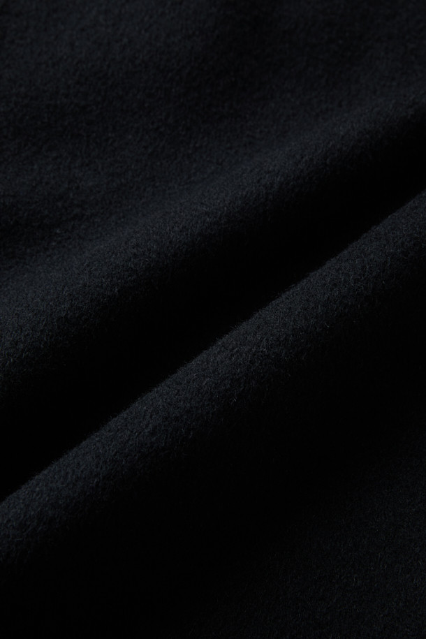 **에퓨어 캐시미어 블랜드 핸드메이드 싱글 롱코트**는 가을과 겨울, 당신의 일상과 특별한 날을 우아하게 만들어줄 코트입니다. 부드러운 캐시미어 혼방 소재와 모(毛) 소재로 제작되어 뛰어난 촉감과 보온성을 제공합니다. 미니멀하고 클래식한 디자인에 블랙 컬러, 무지 패턴, 세미 오버핏으로 세련된 스타일을 연출합니다. 핸드메이드 공법으로 완성되어 높은 퀄리티를 자랑하며, 무릎 기장의 롱코트와 싱글 버튼 여밈 방식으로 편안한 착용감을 선사합니다. 출근룩, 오피스룩, 모임룩 등 다양한 시간, 장소, 상황에 활용 가능한 활용도 높은 아이템입니다.