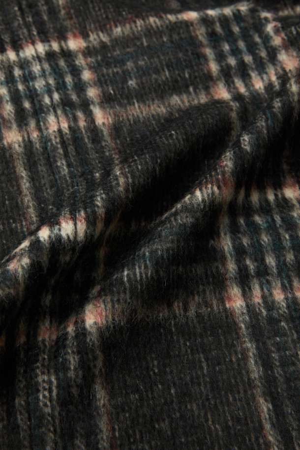 라뷰르 울 체크 빅포켓 블루종은 가을과 겨울, 일상과 출퇴근룩, 모임룩에 모두 어울리는 캐주얼, 클래식, 미니멀 스타일의 아우터입니다. 모, 아크릴, 폴리에스터, 나일론, 레이온, 면 등 다양한 소재가 혼방되어 두꺼운 두께감을 자랑하며, 헤링본을 포함한 체크 패턴으로 세련된 분위기를 더합니다. 오버핏으로 편안한 착용감을 선사하며, 긴 소매와 넉넉한 빅포켓, 액션플리츠, 밑단 스트링 디테일로 실용성을 높였습니다. 안감이 있어 보온성을 더했으며, 다양한 스타일 연출에 활용 가능한 아이템입니다.
