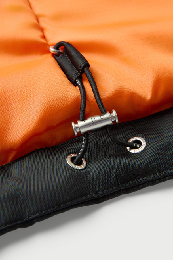 Avius (아비우스) 넥 워머 MA-1 항공 점퍼는 미니멀한 스타일을 추구하는 분들을 위한 겨울철 필수 아이템입니다. 블랙 컬러의 무지 디자인으로 어떤 옷에도 쉽게 매치할 수 있으며, 출근룩이나 여행룩에 모두 잘 어울립니다. 두꺼운 두께감과 프리마로프트 및 거위털 충전재를 사용하여 보온성을 극대화했으며, 넥 워머가 포함되어 있어 더욱 따뜻하게 착용할 수 있습니다. 안감은 폴리에스터 소재로 제작되었으며, 오버핏으로 편안한 착용감을 제공합니다. 집업 방식의 긴소매 크롭 기장 항공 점퍼입니다.
