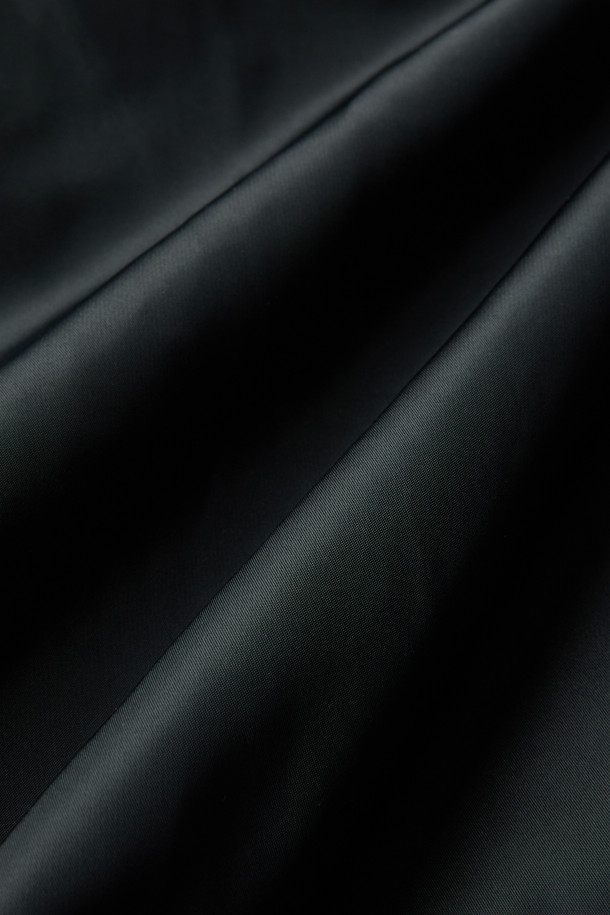 Avius (아비우스) 넥 워머 MA-1 항공 점퍼는 미니멀한 스타일을 추구하는 분들을 위한 겨울철 필수 아이템입니다. 블랙 컬러의 무지 디자인으로 어떤 옷에도 쉽게 매치할 수 있으며, 출근룩이나 여행룩에 모두 잘 어울립니다. 두꺼운 두께감과 프리마로프트 및 거위털 충전재를 사용하여 보온성을 극대화했으며, 넥 워머가 포함되어 있어 더욱 따뜻하게 착용할 수 있습니다. 안감은 폴리에스터 소재로 제작되었으며, 오버핏으로 편안한 착용감을 제공합니다. 집업 방식의 긴소매 크롭 기장 항공 점퍼입니다.
