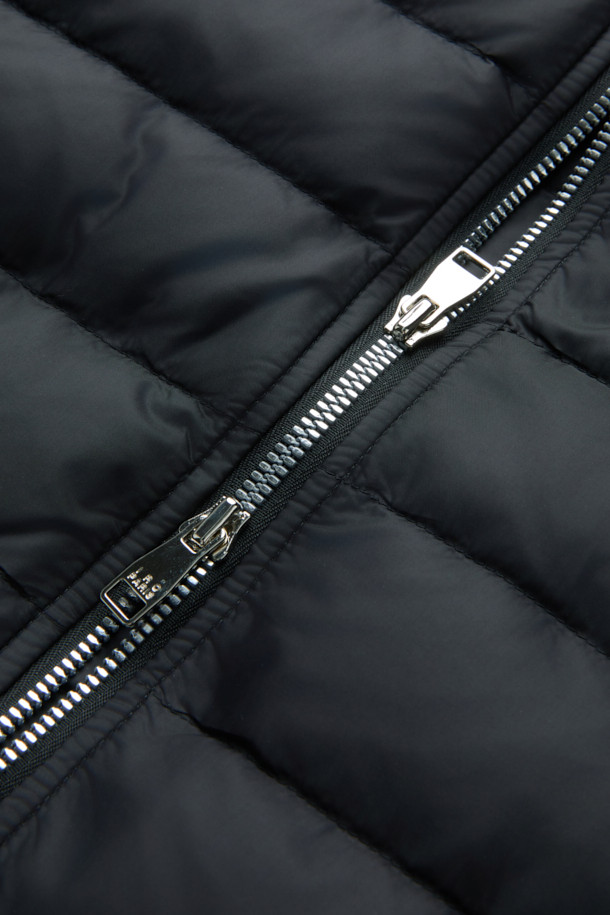 CLAIRE(클레어) 3-in-1 코트는 미니멀하고 클래식한 스타일을 추구하는 여성 고객을 위한 겨울철 필수 아이템입니다. 부드러운 모와 캐시미어 혼방 소재로 제작되어 뛰어난 촉감과 보온성을 자랑하며, 안감은 탈부착 가능한 패딩으로 구성되어 있어 간절기부터 한겨울까지 폭넓게 활용할 수 있습니다. 롱 기장의 레귤러핏 블랙 코트로, 버튼 여밈 방식과 긴 소매 디자인이 특징이며, 출근룩, 오피스룩, 모임룩 등 다양한 TPO에 활용 가능합니다. 가볍고 실용적인 사이드 포켓과 3-in-1 코트 타입으로 스타일과 기능성을 모두 갖춘 아이템입니다.
