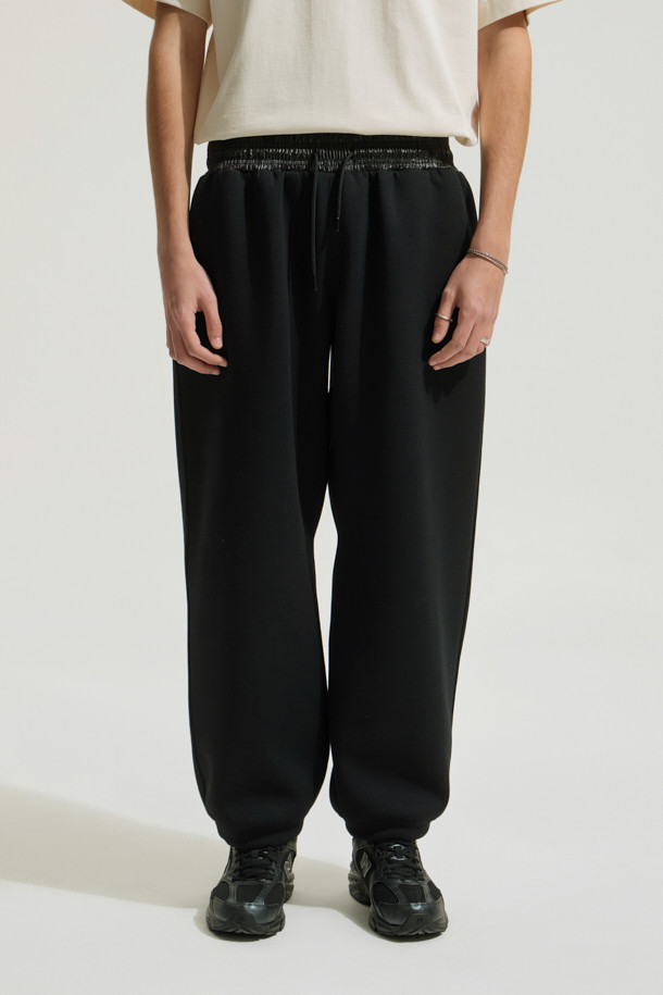 세인트 밴딩 배색 와이드 조거 팬츠는 편안함과 스타일을 모두 갖춘 남성용 바지입니다. 폴리에스터, 레이온, 폴리우레탄 혼방 소재로 제작되어 부드러운 촉감과 편안한 착용감을 제공합니다. 배색 디자인과 로고 패턴으로 포인트를 더했으며, 와이드 핏과 조거 핏의 조화로 트렌디한 스타일을 연출합니다. 허리 밴딩과 밑단 스트링, 포켓 디테일로 활동성을 높였으며, 집콕룩, 산책룩, 캐주얼, 미니멀, 스포티 스타일을 즐기는 분들께 추천합니다. 일상생활에서 편안하고 스타일리시하게 착용할 수 있는 실용적인 아이템입니다.
